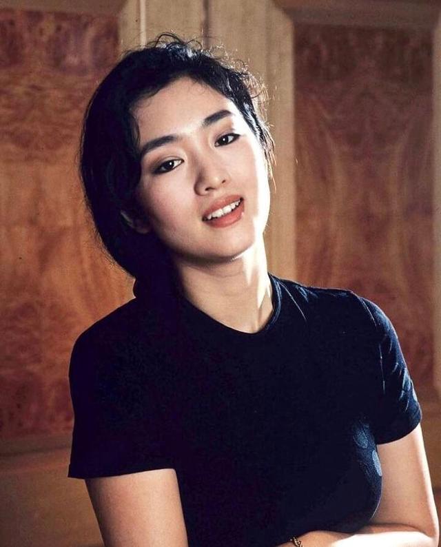 巩俐一头银发现身晚宴！从容老去拒绝修饰，真实状态最美！