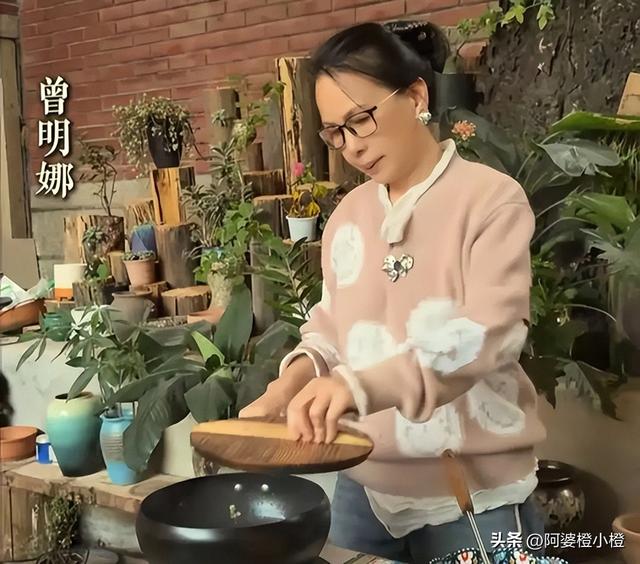 赖昌星妻子曾明娜现状，独居3000平老宅，做饭弄花草活成人生赢家