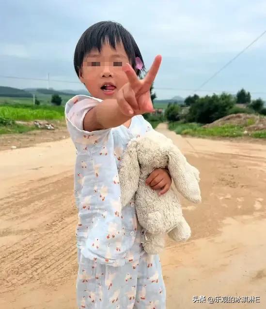 辽宁4岁女童走失新后续：院内监控流出：这才是她活下来的关键！
