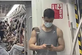 地铁上被抓拍的肌肉男居然是南航最帅空少，正装制服尽显魅力图片