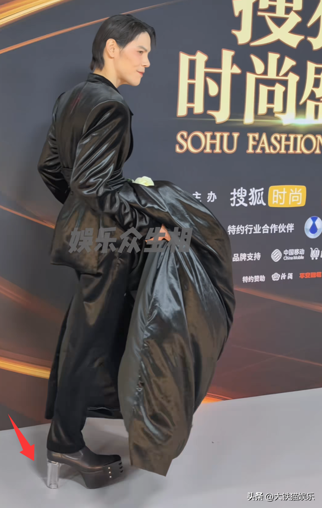 北京这一晚，55岁刘奕君秒了41岁向佐，才懂男人刚阳硬朗的魅力