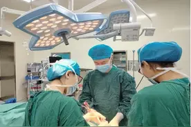 24岁青年咀嚼疼痛影响进食，他们这样做……图片