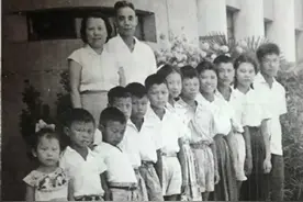 60年代，吴信泉将军和妻子，在炮兵大院里和12个子女的一张合影图片