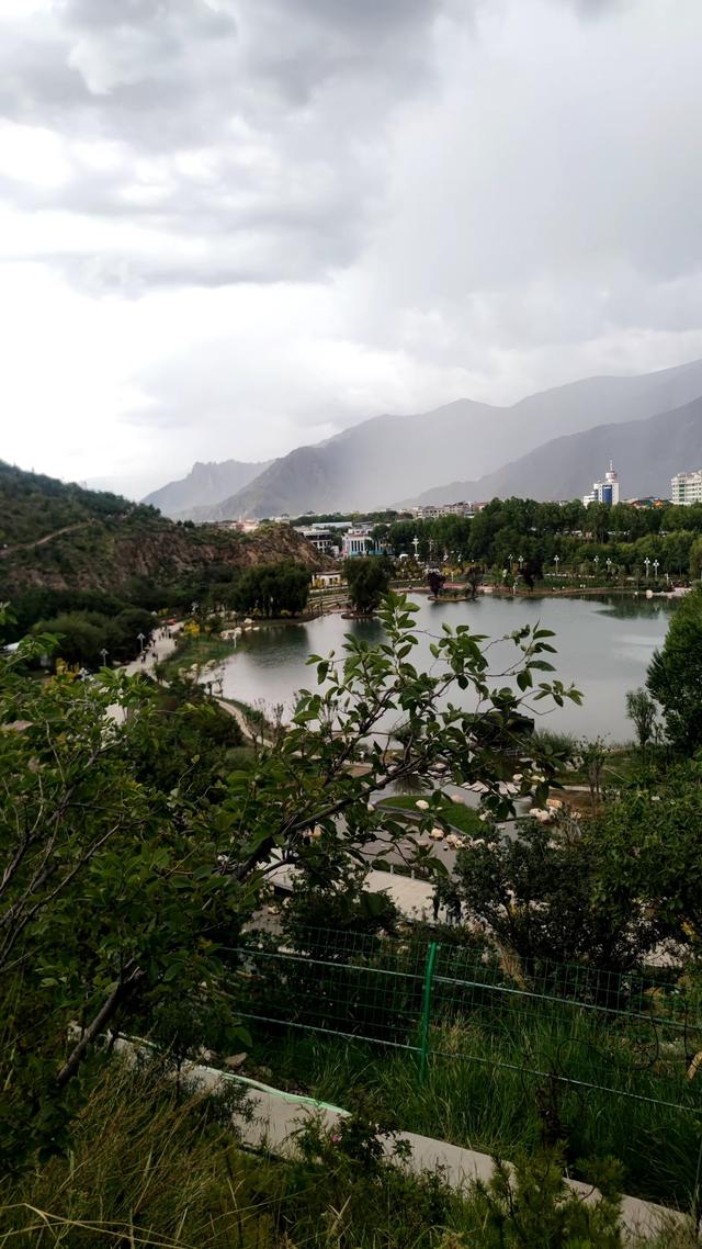 拉萨药王山北面团结公园，今年新竣工开放，雨中漫步眺望布达拉宫