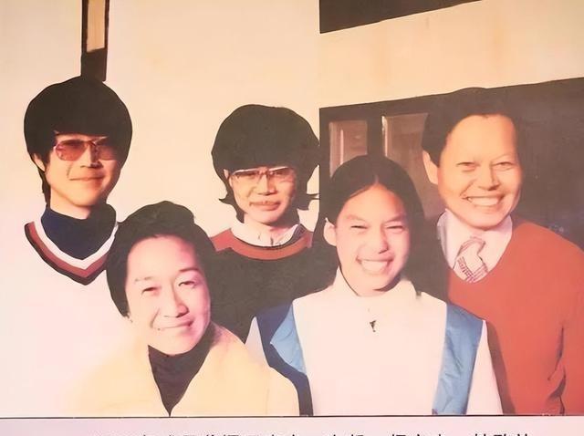 杨振宁家庭情况曝光：三个儿女无人继承物理学，与翁帆关系也很好