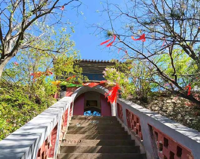 到河北张家口登鸡鸣山