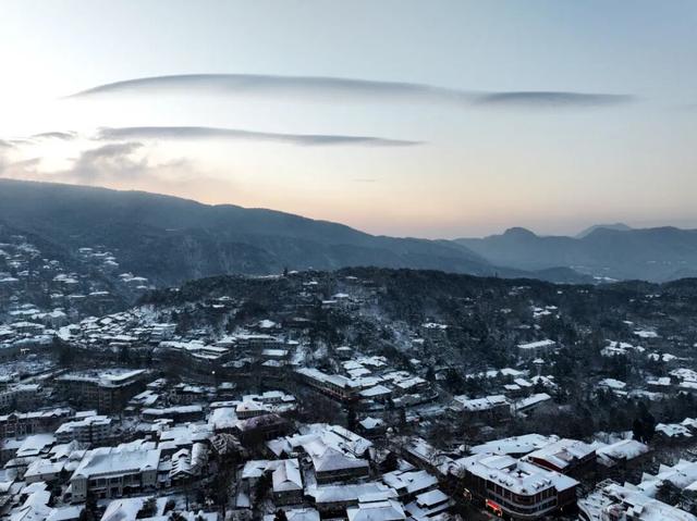 古人诚不欺我！“朝日照积雪 庐山如白云”