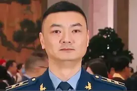 “金头盔”亮相两会“代表通道”，这位空军中校果然霸气十足图片