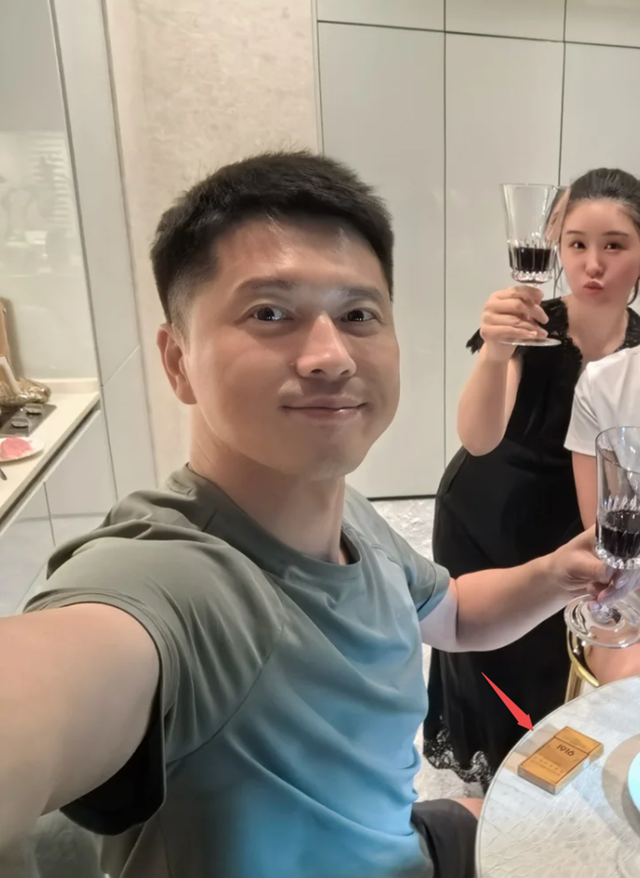 李小萌夫妇在家请客，复式大平层装修很有格调，王雷喝酒也抽烟