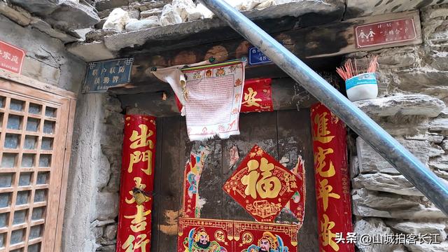 四川深山发现“石头堡垒”，攻防兼具有奥秘，去看看到底都有啥？