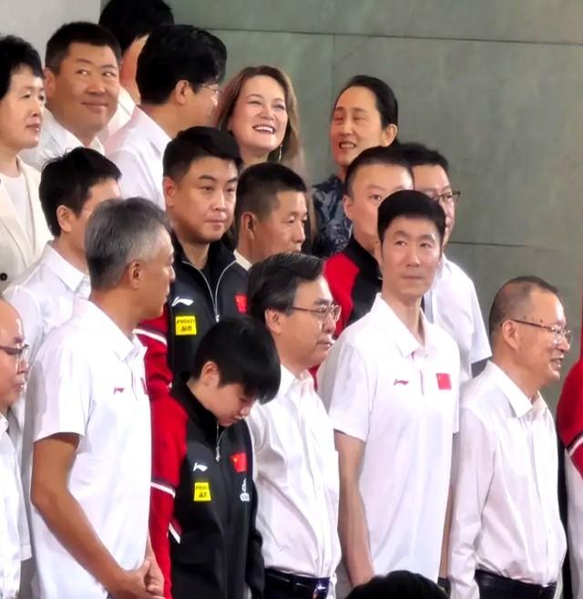 国乒大合照，暴露真实地位，王楚钦、王曼昱靠边站，C位实至名归