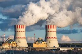 06年我军潜艇在美军航母前自杀性上浮，老兵泪流满面：一雪前耻了图片