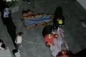 小区有人因炒股跳楼了，现场惨不忍睹！图片