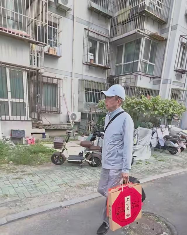 67岁冯巩去哥哥家过中秋，一句话说的直戳人心窝，让人想抹眼泪