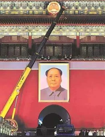 天安门城楼上	，为何不悬挂毛主席的照片，反而要挂毛主席的画像?
