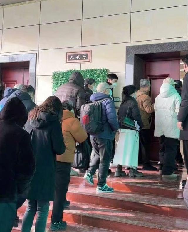 何晴葬礼举行！儿子手捧骨灰，遗像曝光惹泪目，廖京生现身送别