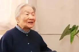 杨绛说：一个人经常把自己的旧衣服送给别人，大多难逃这4种宿命图片