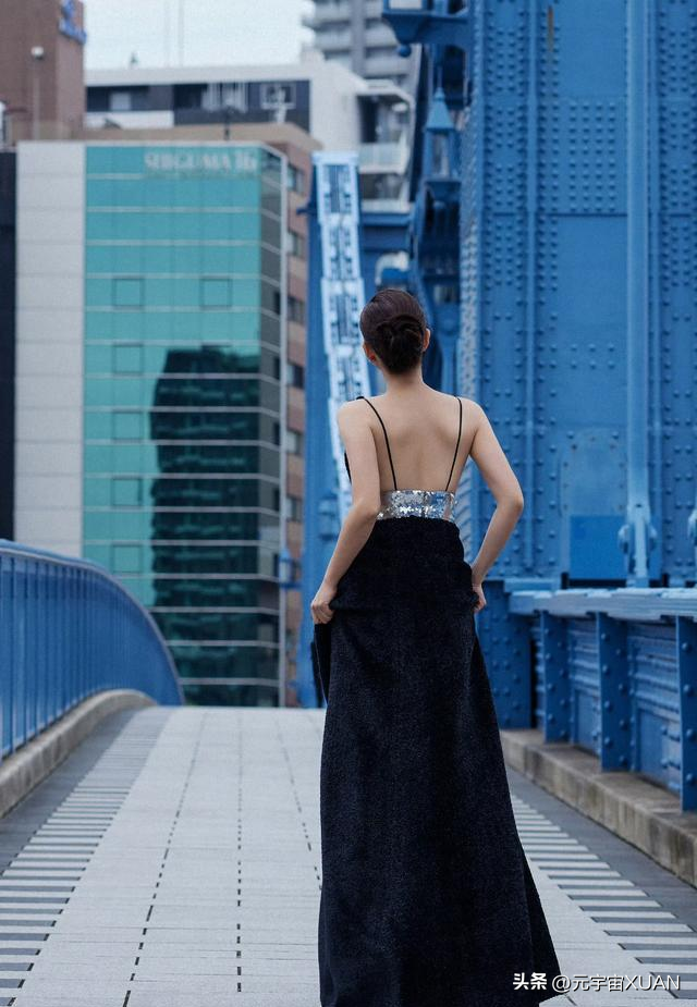 殷桃两套大片美出圈！深V性感与浅蓝清新切换，46岁身材状态绝了