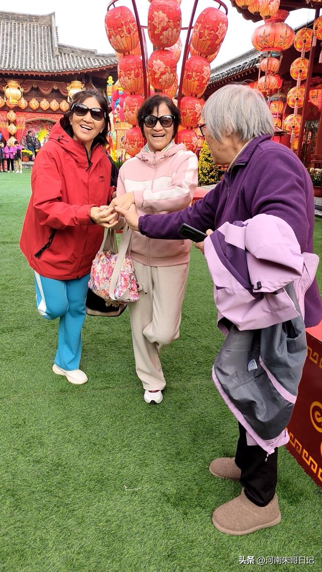 讲述我的写作故事43，《2025年开封赏菊记》。