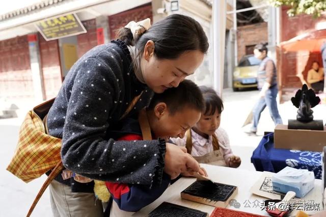 网络中国节·元宵 | 老街焕新彩，元宵续年味：钟鼓楼文化集市活动正酣