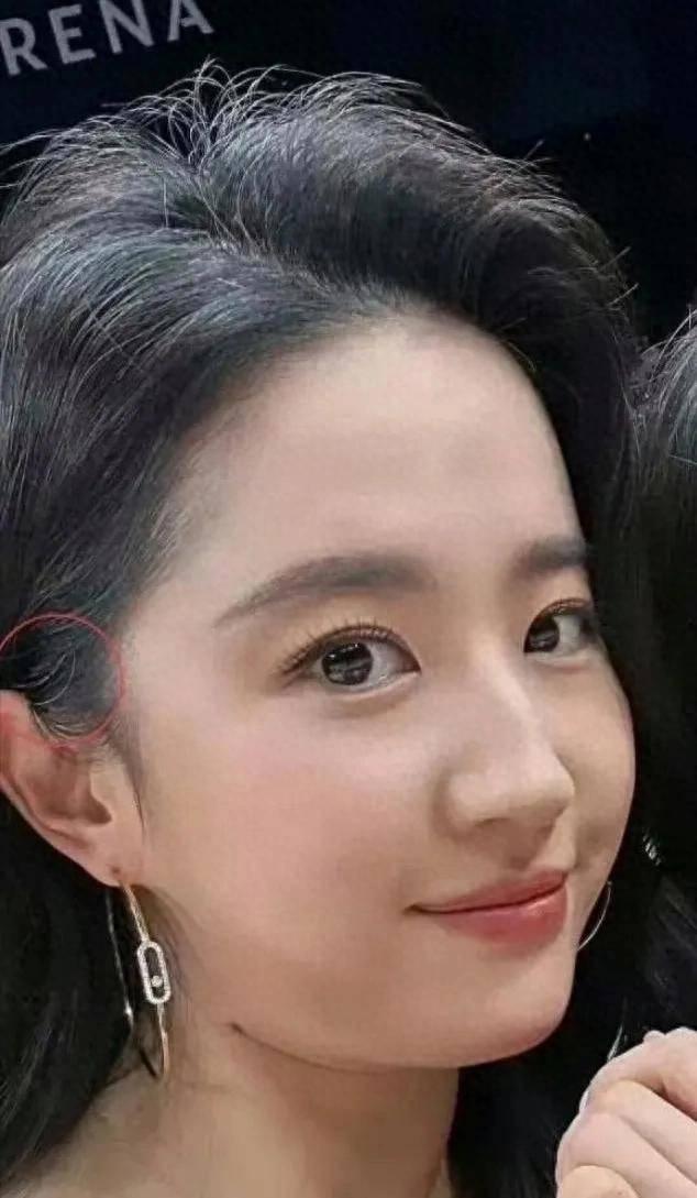 刘亦菲快40岁了，耳朵鬓角白发明显	，她没染发，坦然面对衰老
