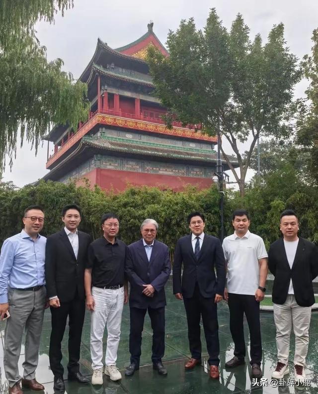 霍震霆父子三人现身北京，霍启刚温润如谦谦君子，霍启山帅气逼人