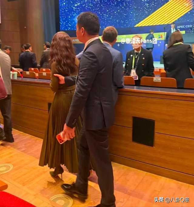 婚变传闻仅5天，刘强东"坦白"没自信，章泽天状态好到和男星看展