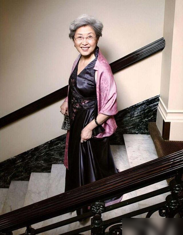 等我老了也要像傅莹这样打扮：白发不染、首饰不戴金，到老都优雅