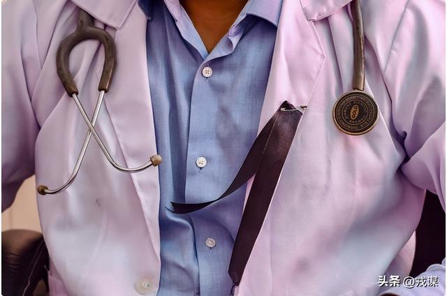 白大褂里藏AK！印度挖出“精英内鬼”，2900公斤的炸药被警方发现