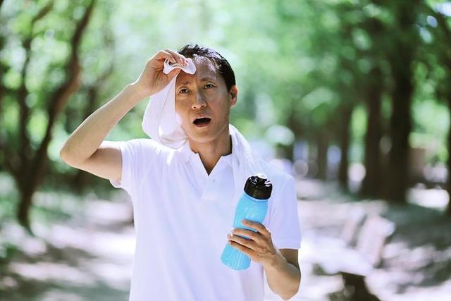 人活多久，看排汗就知道？寿命长的人，排汗一般有这5个特征