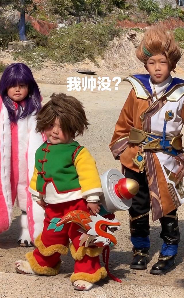 瑶一瑶cos鲁班七号，身穿同款棉衣，手拿炮筒还有对联，好可爱