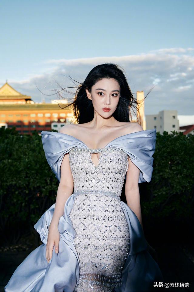 张馨予身穿重达25斤 礼服亮相，半透视黑色蕾丝连衣裙性感霸气