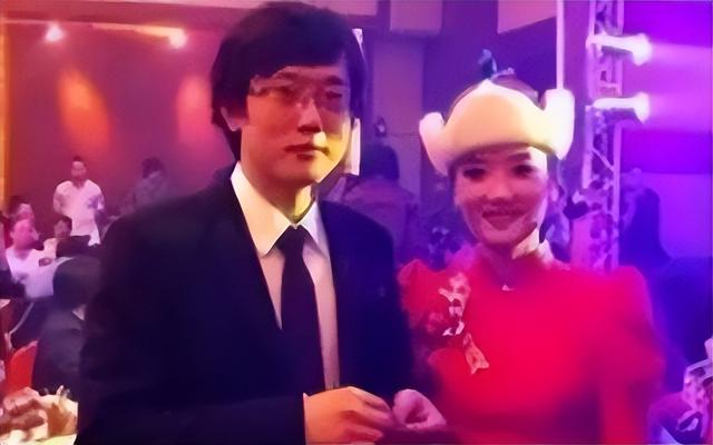 两人默契搭档23年却没成夫妻，如今一个年入千万，一个负债累累