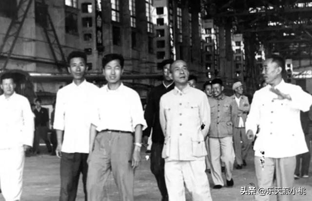 他曾担任副总理21年，晚年升至正国级，临终前将所有积蓄上交国家