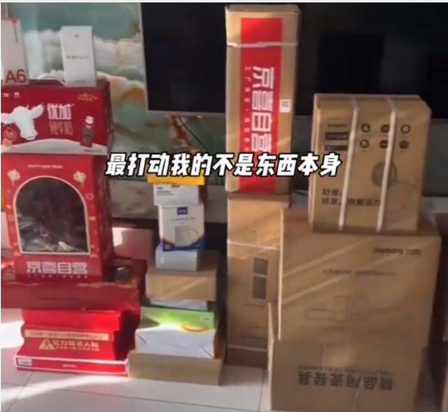 刘强东给老家送年货现场曝光	，令人恶心的一幕出现，当场被人制止