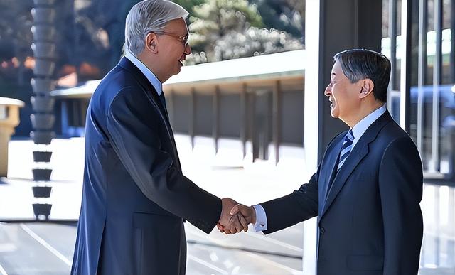 日本天皇亲自出山，对中国的反击正式开始，高市早苗憋出了一妙计