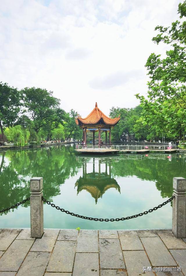 拥抱春天的绿水青山