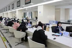 节后上班首日 政务窗口繁忙图片