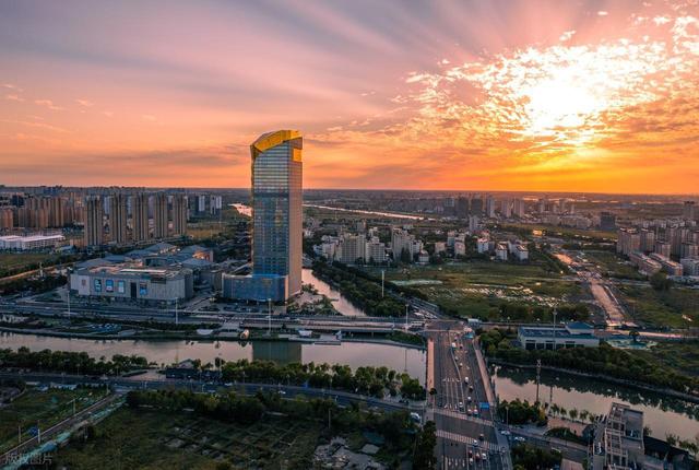 江苏哪个地级市面积最大。比南京扬州的总和还大，人口不到700万