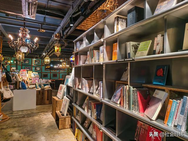 探秘中山路 286 号！奇点书集：双层秘境，多元业态焕文艺