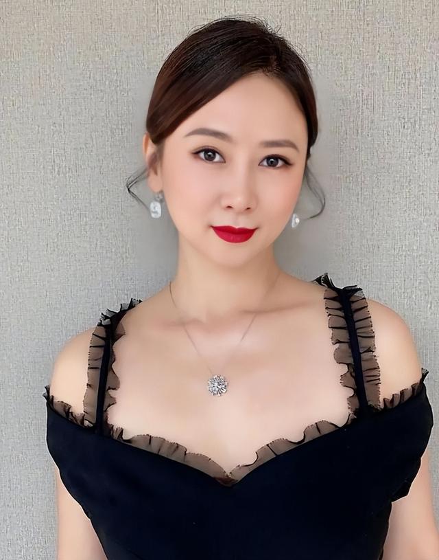 她出身清华大学，因拍三级片与父母决裂，如今再不让女儿进娱乐圈