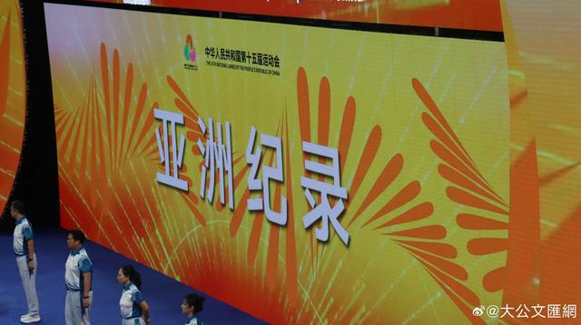 《13岁小孩姐杀疯了!全运会泳池上演"奥特曼打怪兽"名场面》