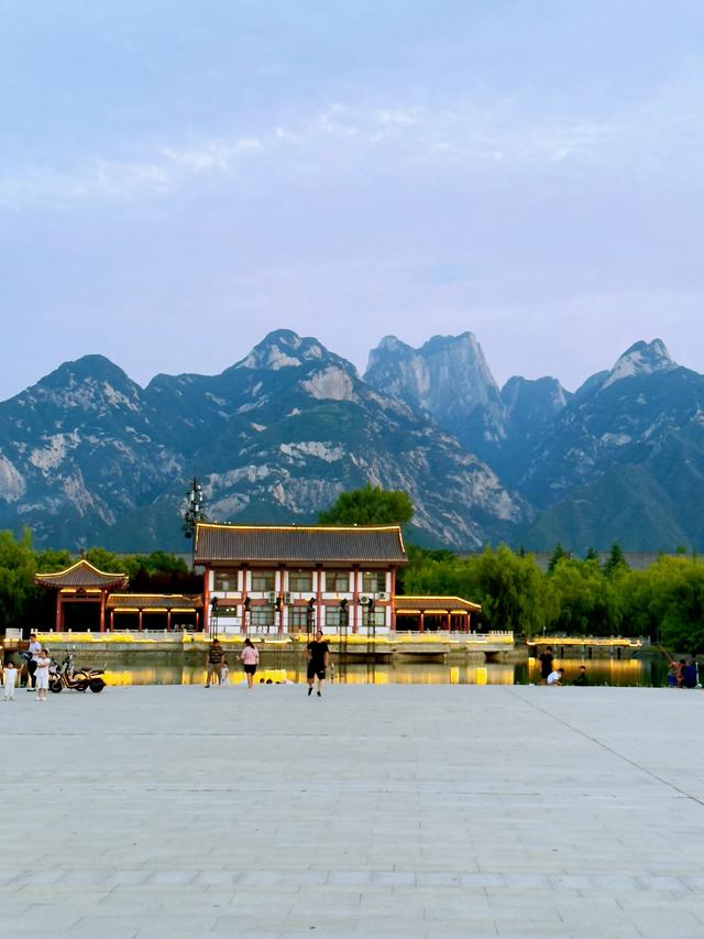 华山脚下（华阴市一河两岸生态廊道）