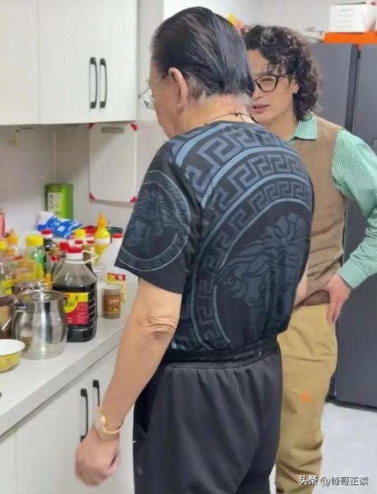 79岁侯耀华晚年凄凉！独居北京无保姆照料	，家里脏乱差环境寒酸