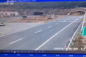 时速130！小车失控高速上狂飙！生死时刻！民警上演“极限救援”图片