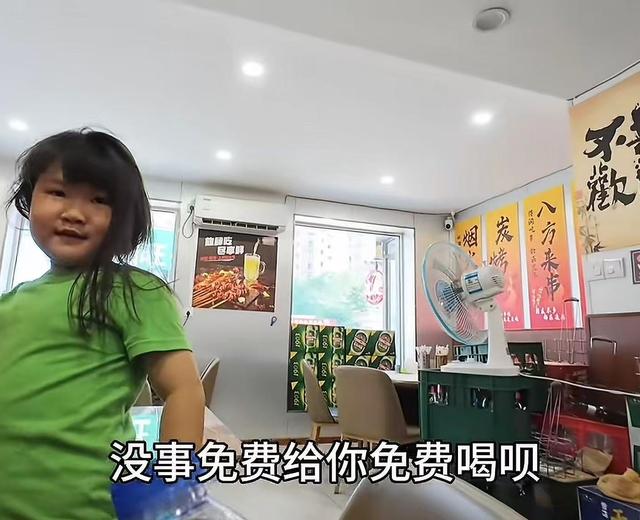 男子穷游没钱吃饭，被东北7岁女孩暖到，网友：姑娘骨子里就善良