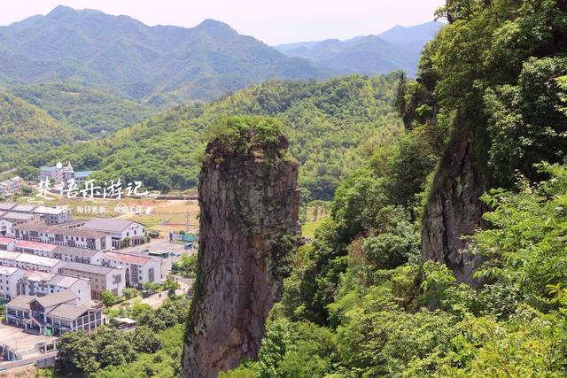 浙江绍兴这个公园依山傍水，两根石笋营造美丽风光，成为休闲胜地