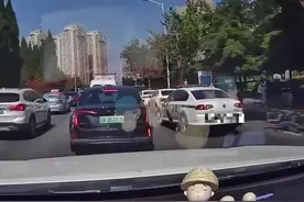 辽B警车恶意别车后续，法院、交管先后回应，司机被扒，网友炸锅!图片