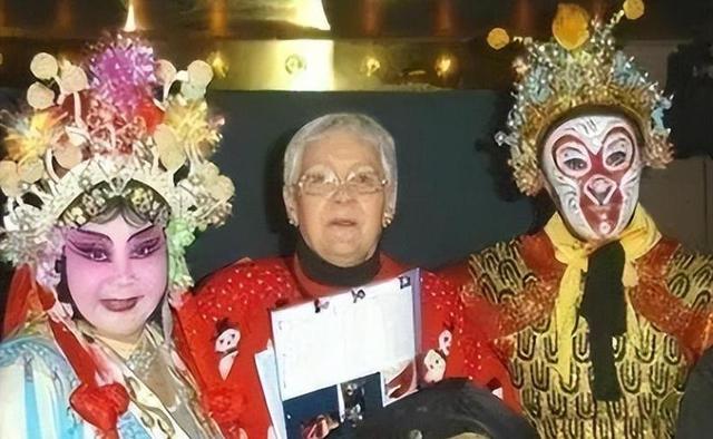 吃里爬外，永不回国？她带领30名演员选择留美，如今年过花甲归来