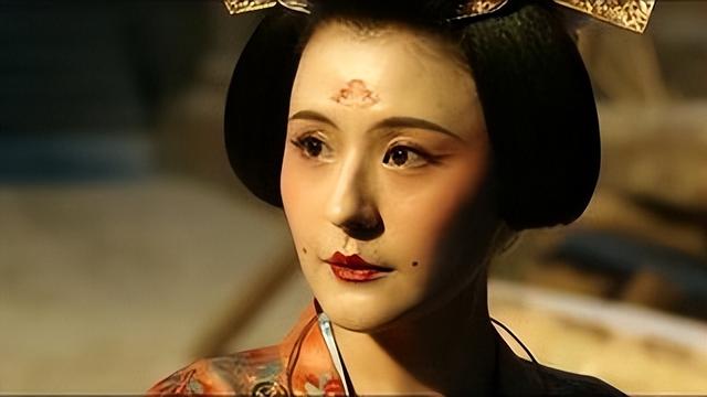 张艺谋也没想到，39岁“未婚生子”的热依扎，已走上另一条上坡路